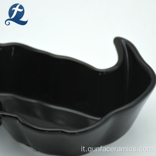 Piatto piatto in ceramica di colore nero a forma di corvo